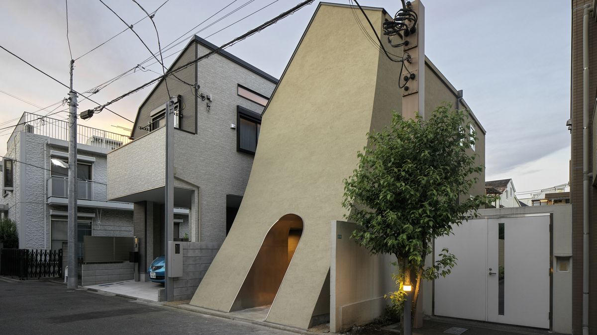 Prohnutý dům připomínající protahující se kočku je domovem pro ilustrátorku komiksů manga